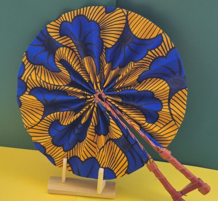 Éventail (Fleurs de Mariage Blanc perlé, bleu et orange)