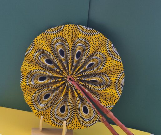 Éventail en tissu wax africain jaune et noir motif Plume de Paon
